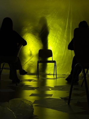 Düstere Scene in grünem Licht mit Schatten (c) Ritzinger